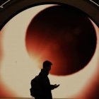 Cartel anunciador del eclipse total de Sol en agosto en Fitur en Madrid.
