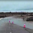'Laguna' que cruza el vial de acceso a la urbanización de El Cueto de San Miguel del Camino.