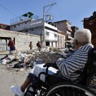 Fotografía del 22 de enero de 2026 que muestra un grupo de personas transitando por una calle con basura, en La Habana (Cuba).