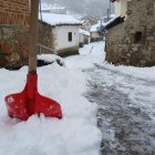 Voluntarios despejan las calles en Ferreras.