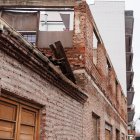 Puerta destrozada de acceso a Bodegas Armando.