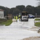 Cortado el acceso a La Valmuza por la carretera de Matilla de los Caños, la DSA-300, por el desbordamiento del arroyo Valmuza, a 5 de febrero de 2026, en La Valmuza, Salamanca.