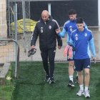  El entrenador de la Ponferradina, Mehdi Nafti, entra al campo de entrenamiento.