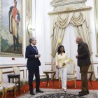 Fotografía cedida por el Palacio de Miraflores que muestra a la presidenta encargada, Delcy Rodríguez (c) hablando junto a al expresidente del Gobierno español, José Luis Rodríguez Zapatero (i), y el presidente de la Asamblea Nacional de Venezuela, Jorge Rodríguez este viernes, durante un encuentro la sede del Ejecutivo chavista, en Caracas (Venezuela).