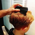 La revisión de las cabezas de los niños es fundamental para detectar cuanto antes los piojos.