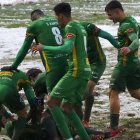 Los jugadores del Atlético Astorga celebran uno de sus goles al Bergantiños.