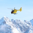Helicóptero que traslada a la estadounidense Lindsey Vonn tras caerse en el Descenso Femenino de Esquí Alpino, en el centro de esquí Tofane de Cortina d'Ampezzo, Italia. EFE/EPA/JURE MAKOVEC.