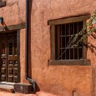 Una vivienda tradicional en Madriguera, uno de los conocidos pueblos rojos de la provincia de Segovia