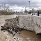 Aumento del caudal del río Pisuerga a su paso por la localidad vallisoletana de Simancas.