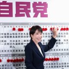  Sanae Takaichi ayer, tras conocer los resultados.