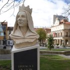 Escultura homenaje a la reina de León Urraca en la Plaza de San Marcelo, obra del artista Juan Cuenca.