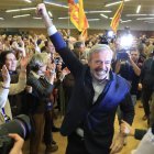 El candidato  del PP a la Presidencia de Aragón, Jorge Azcón, sigue los resultados en la sede regional del partido en Zaragoza, en la noche electoral de las elecciones autonómicas de Aragón.