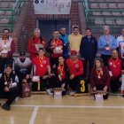Foto de familia de los triunfadores de la 13º edición del trofeo 'Ciudad de Astorga' de tiro con arco así como de los organizadores del evento y autoridades.