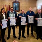 Elena Báilez, César Pan, Javier Carrera, Julio César Carnero y manuel Mantecón, con el cartel de la jornada.