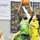 Dos jugadoras pelean por un balón en el partido entre el Embutidos Pajariel y el CB Arxil.