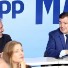 El presidente del PP de Castilla y León, Alfonso Fernández Mañueco, habla ayer con Azcón durante la Junta Directiva Nacional del PP celebrada en Madrid.