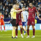 Rodri y Sergi Maestre piden explicaciones a De Ena Wolf tras anular el gol de Collado.
