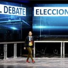 Técnicos de RTVCyL preparan un plató.