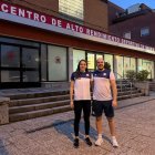 Nerea Rodríguez, junto a su entrenador Javier Díez.