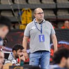 Dani Gordo en un partido del Ademar, con Luis Puertas sentado a su lado.