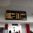 Las pantallas muestran los retrasos que acumulan los dos trenes a Madrid de primera hora de la mañana