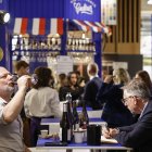 Los visitantes degustan vino en la feria Wine Paris 2026, en el recinto ferial Porte de Versailles en París, Francia, el 10 de febrero de 2026.