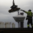 Un operario en la zona de carga de contenedores del puerto de Gijón.