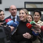 María Guardiola atiende a la prensa tras la reunión con el presidente de la Asamblea de Extremadura, Manuel Naharro.