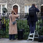 Periodistas esperan la salida de los ministros de Starmer en el 10 de Downing Street.