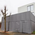 El edificio, levantado en parte sobre las antiguas escuelas del barrio de La Inmaculada, se terminó el año pasado.  La placa exhibe para qué se justificó.