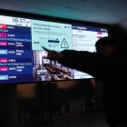 Una persona consulta las cancelaciones de los trenes de alta velociad en la estación de Atocha en Madrid