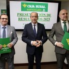 El director general de Caja Rural, Cipriano García, presenta el balance y cuenta de resultados del ejercicio 2025 de la entidad, junto al director de Comunicación y Relaciones Institucionales, Narciso Prieto, y el director territorial de Expansión, Alejandro Hidalgo Borbujo