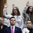 Supervivientes del delincuente sexual Epstein, ayer en el Congreso de EE UU.