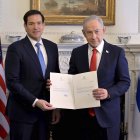 El primer ministro israelí, Benjamín Netanyahu, firmó este miércoles, durante su visita oficial a Washington, su adhesión a la Junta de la Paz creada por el presidente de Estados Unidos, Donald Trump. Netanyahu rubricó el documento durante una reunión con el secretario de Estado, Marco Rubio, en la Casa Blair, la residencia oficial en la que se hospeda, antes de acudir a la Casa Blanca para reunirse con Trump.