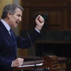 El presidente del PP, Alberto Núñez Feijóo, interviene desde la tribuna de oradores tras la intervención del presidente del Gobierno, Pedro Sánchez, que ha comparecido este miércoles ante el pleno del Congreso para hablar sobre la crisis ferroviaria tras los accidentes de Adamuz (Córdoba) y Barcelona, y sobre la agenda internacional.