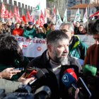 El presidente de la asociación vecinal de Pinilla, David Martínez, en la protesta ante el colegio Antonio Valbuena.