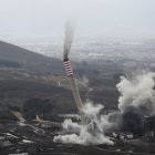 Momento en el que cae la segunda chimenea.