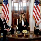 Melania Trump junto a los rehenes israelíes Keith Siegel y Aviva Siegel.