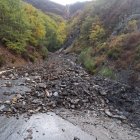 El desplome del monte arrasó de nuevo el vial.