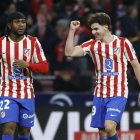 Julián Álvarez celebra su gol en presencia de su compañero Lookman.