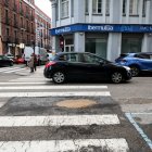 Socavón en Gran Vía de San Marcos.  El socavón de Padre Isla se ha tapado por el momento con un poco de arena.  En jardín de San Francisco se actuó.