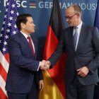 Friedrich Merz estrecha la mano de marco Rubio