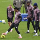 Vinicius juega con el balón en el entrenamiento de ayer.