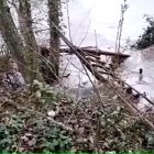 Los restos del puente arrastrado por el agua.