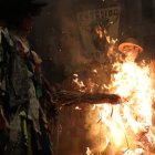 La quema del muñeco se hizo en la plaza del Ayuntamiento.