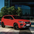 Paragolpes específicos FR y pasos de rueda en color carrocería, dirección progresiva y diversos modos de conducción, diferencial autoblocante electrónico (XDS) y levas detrás del volante para accionar el cambio DSG.