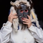 Un participante ajusta su máscara ritual del Antruejo leonés, una tradición de más de 2.000 años que cada invierno transforma los pueblos de la provincia de León.