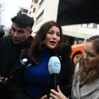  La actriz Elisa Mouliáa realiza declaraciones a la prensa.