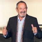 Karlos Arguiñano posa sonriente con su gesto característico de aprobación, símbolo de su estilo cercano y su célebre «rico, rico y con fundamento»
