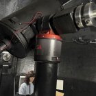 El telescopio, por dentro, con la científica que lo dirige, Verónica Fernández Mármol.